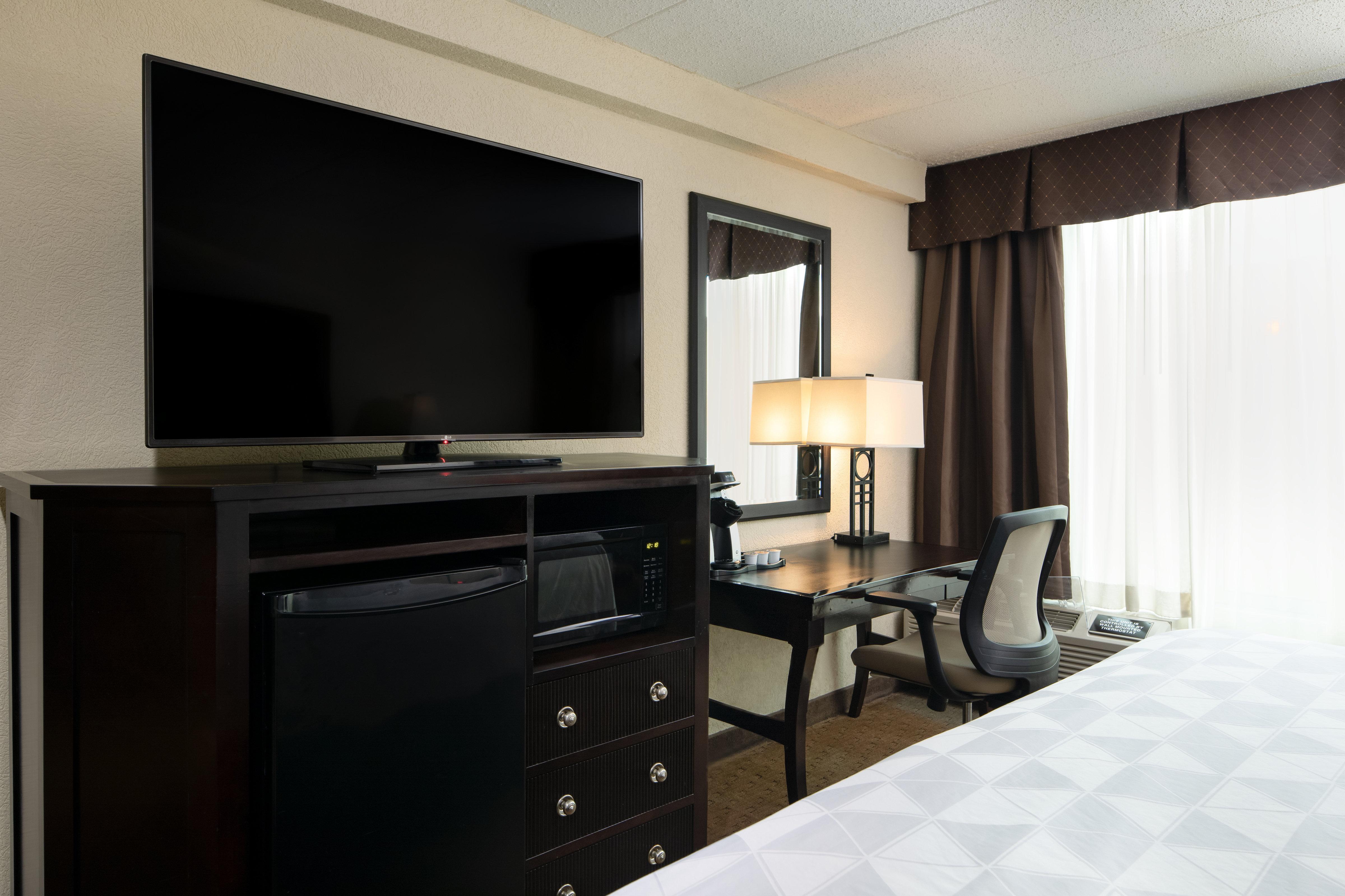 Holiday Inn And Suites Charleston West By Ihg Exterior foto