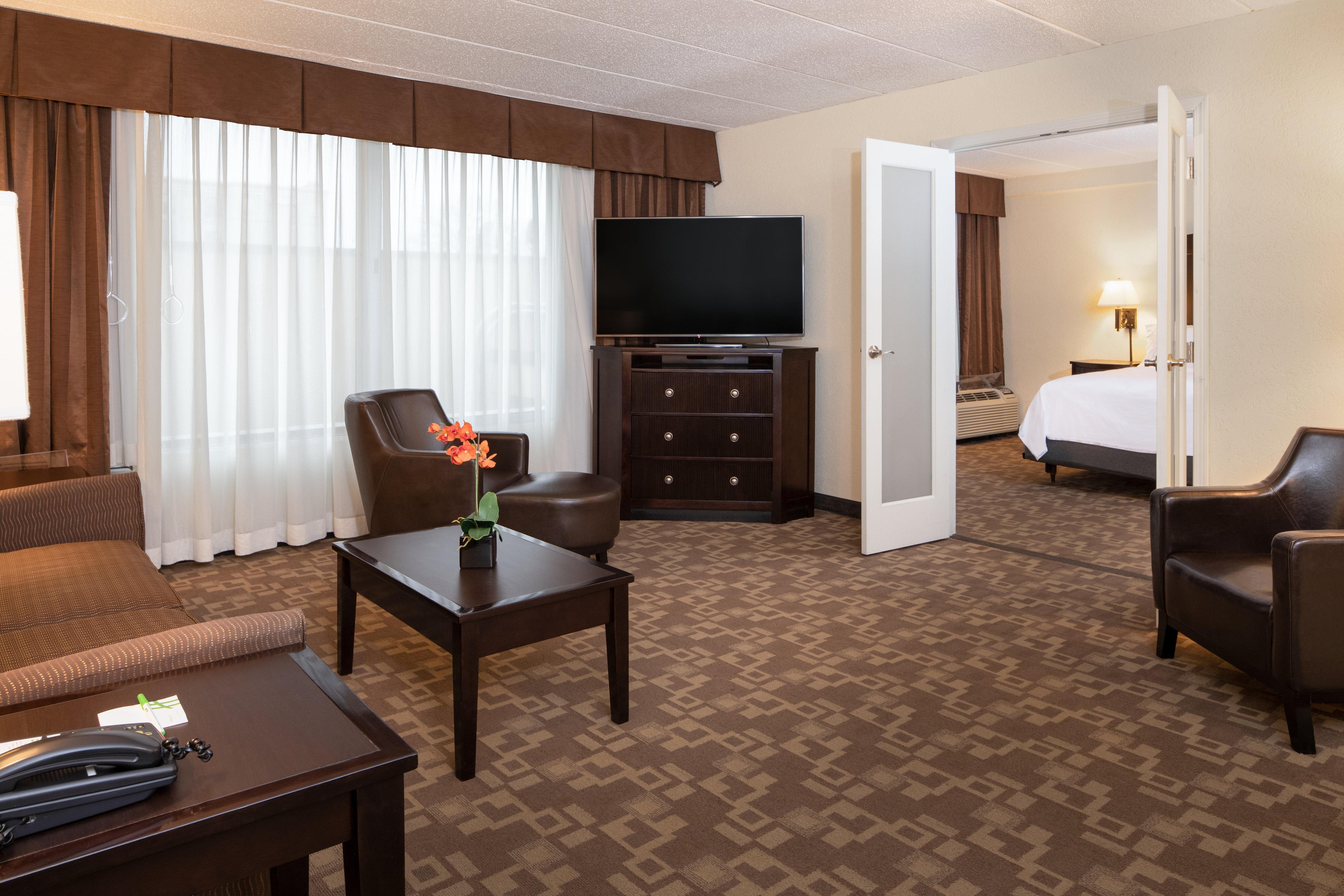 Holiday Inn And Suites Charleston West By Ihg Exterior foto