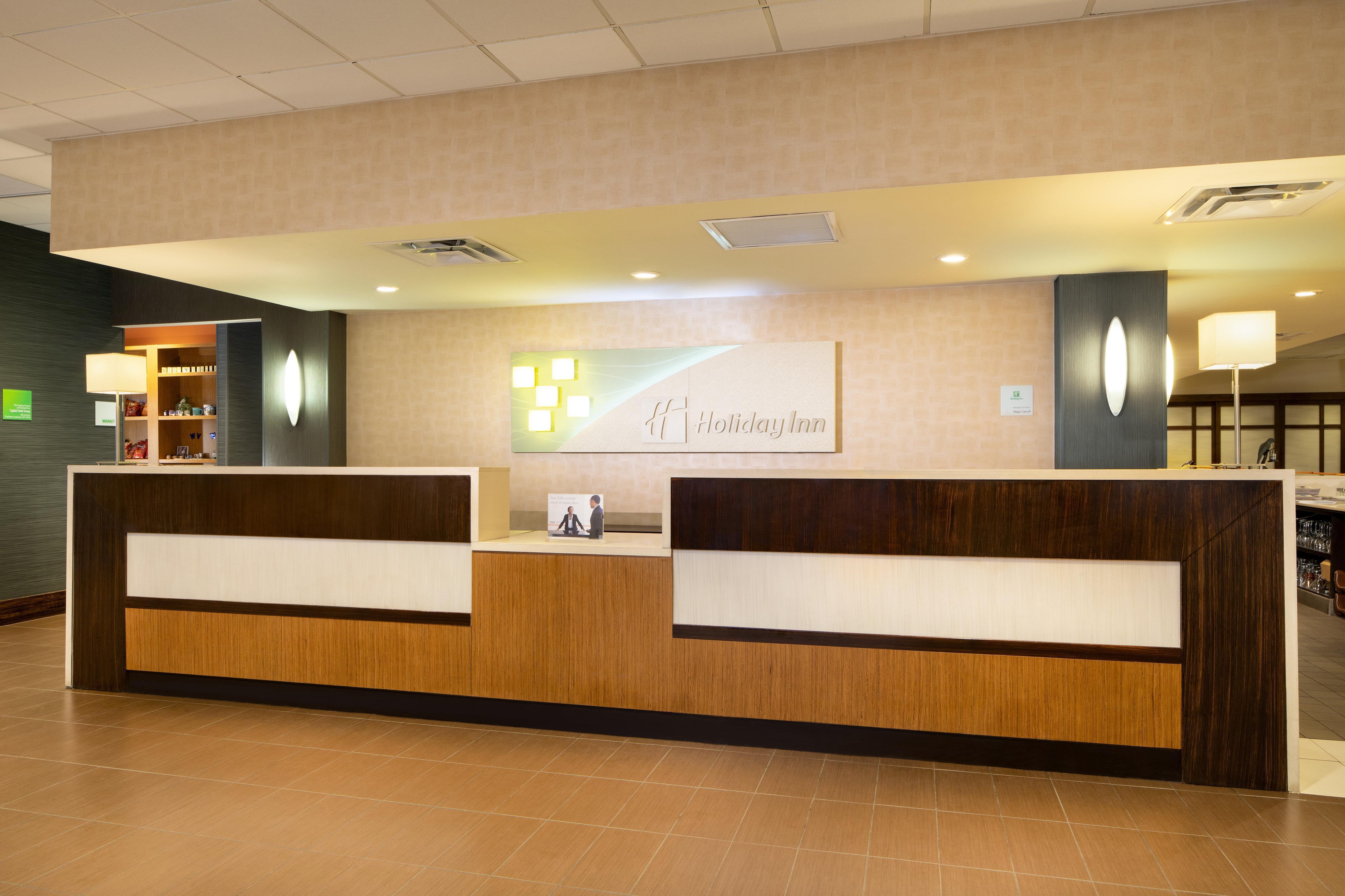 Holiday Inn And Suites Charleston West By Ihg Exterior foto
