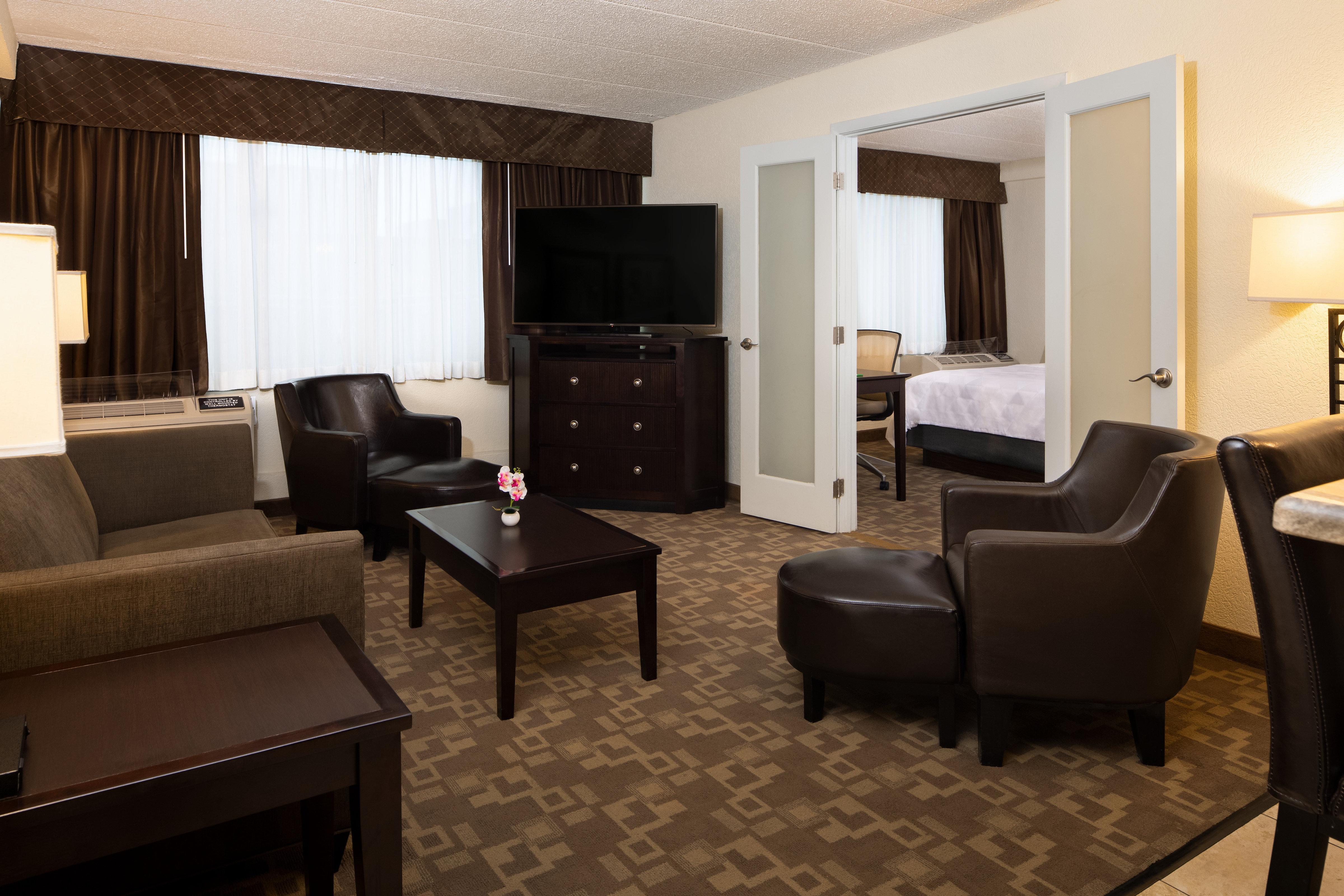 Holiday Inn And Suites Charleston West By Ihg Exterior foto