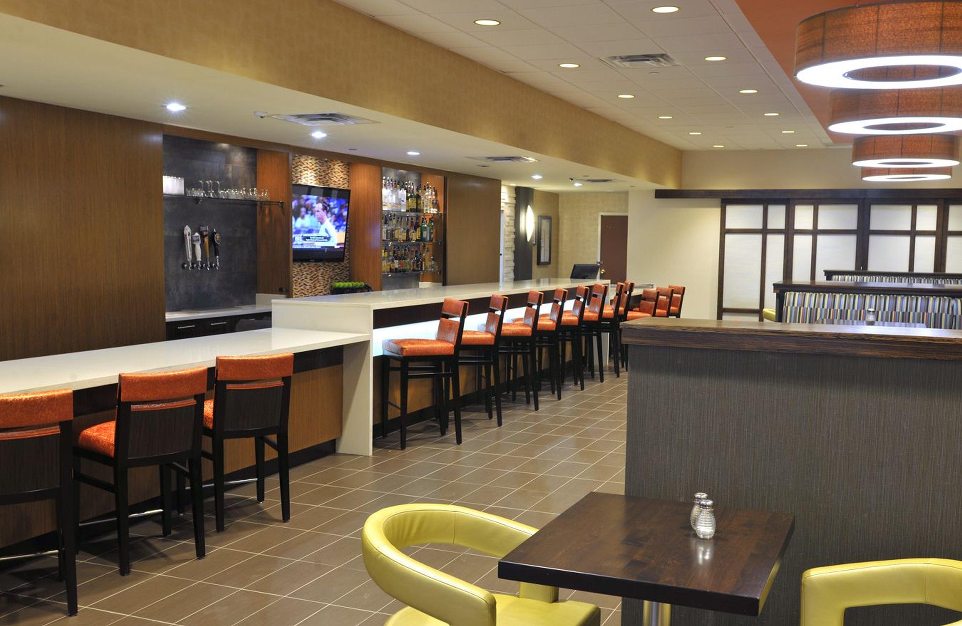 Holiday Inn And Suites Charleston West By Ihg Exterior foto