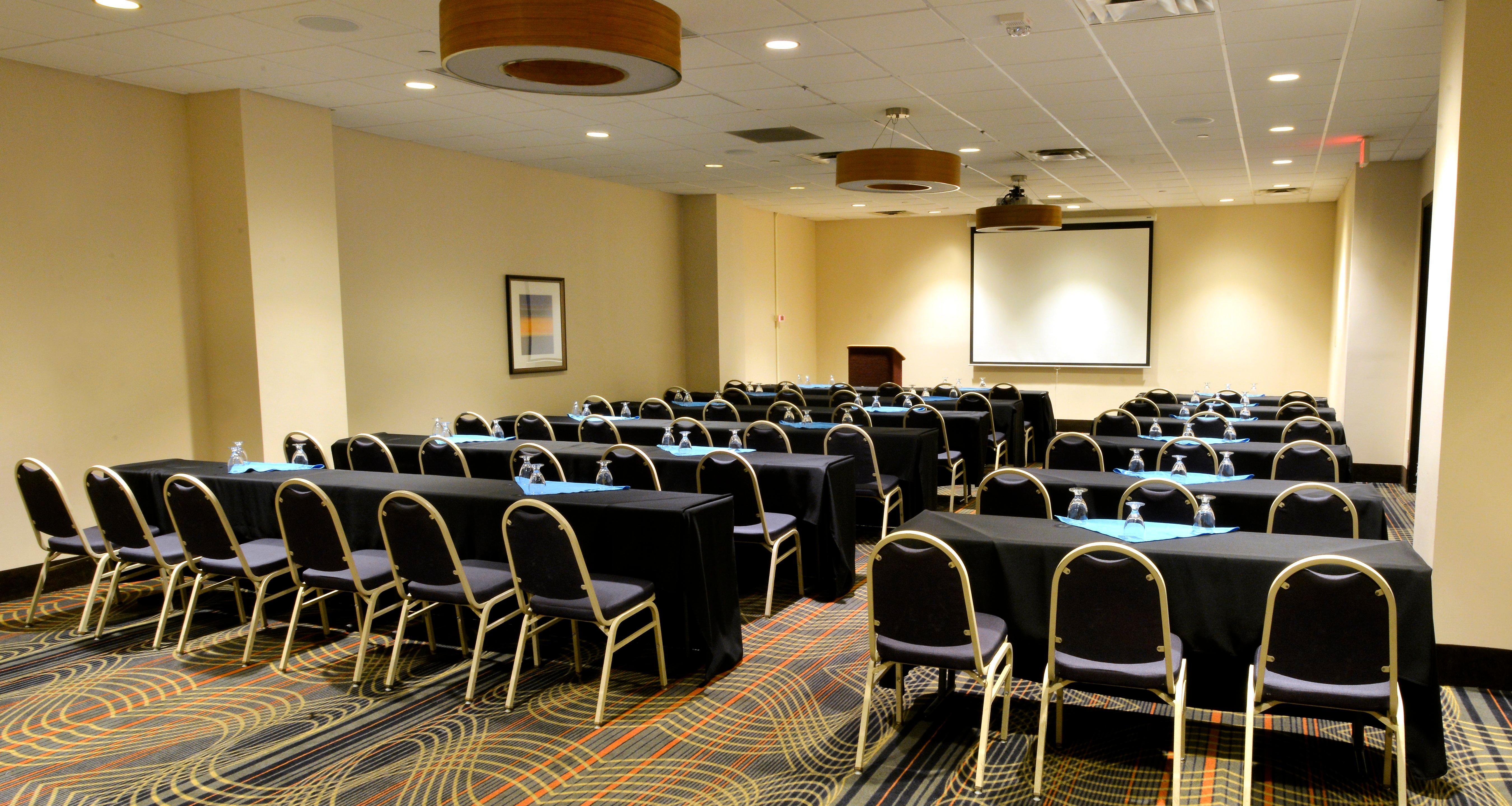 Holiday Inn And Suites Charleston West By Ihg Exterior foto