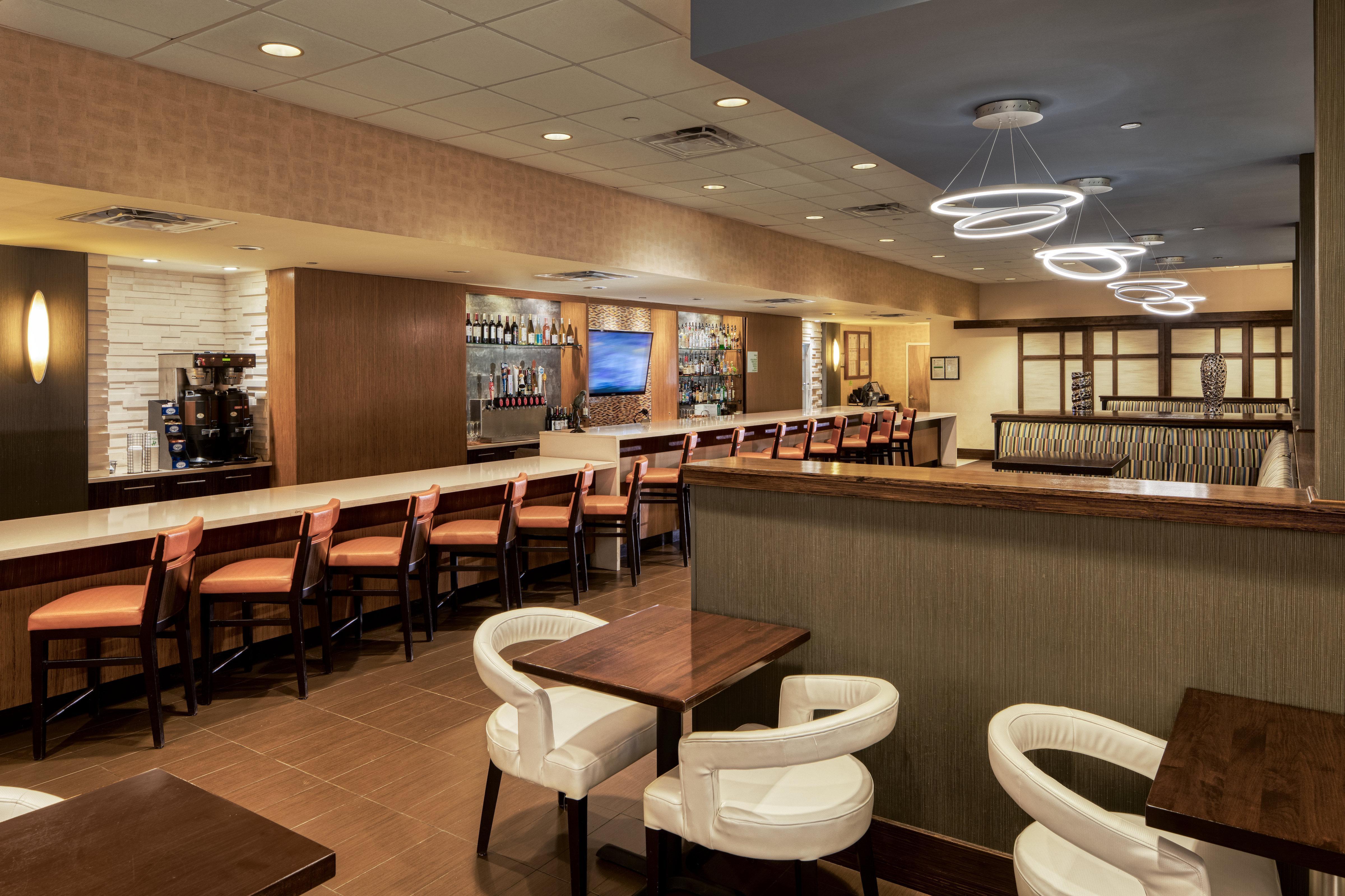 Holiday Inn And Suites Charleston West By Ihg Exterior foto