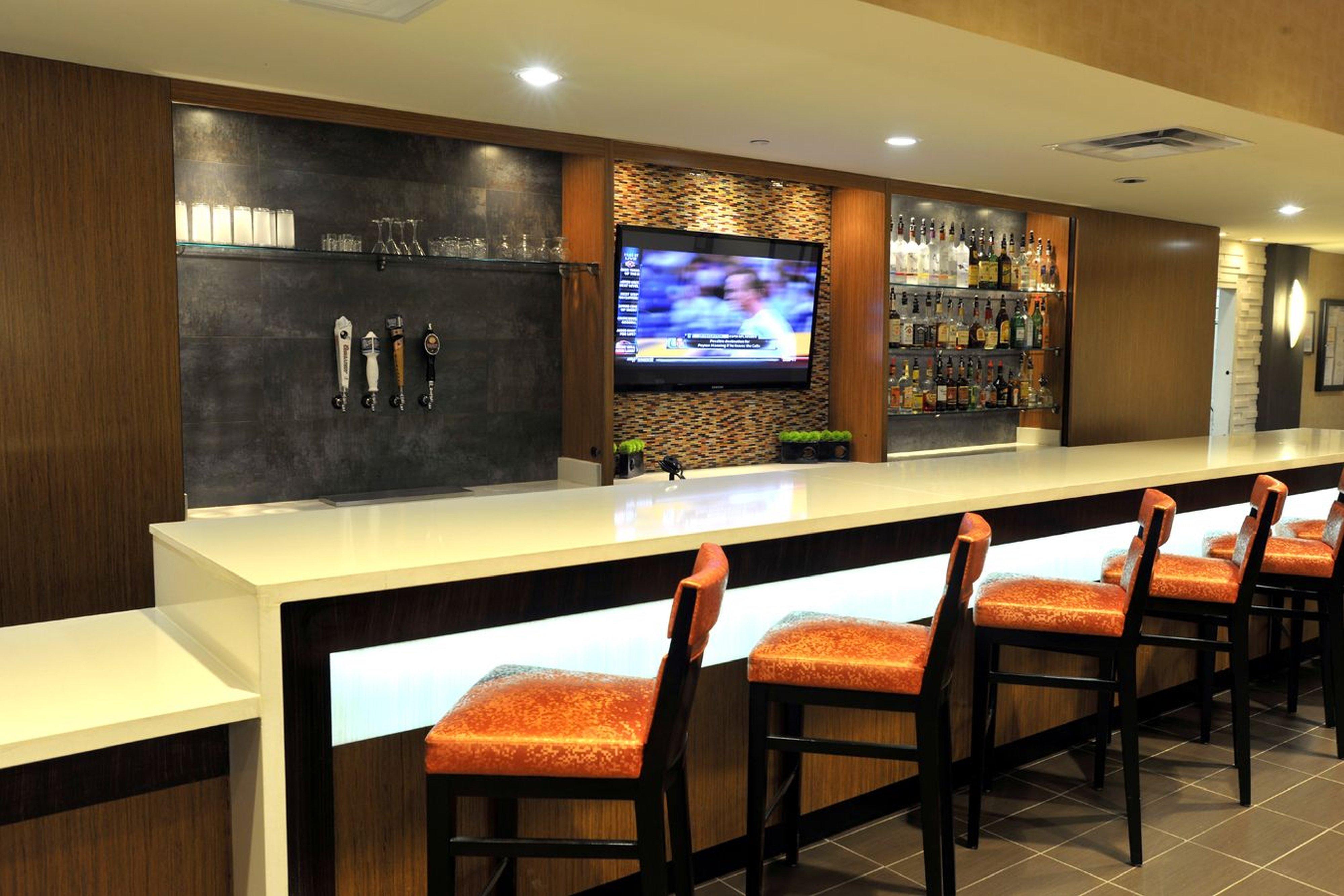 Holiday Inn And Suites Charleston West By Ihg Exterior foto
