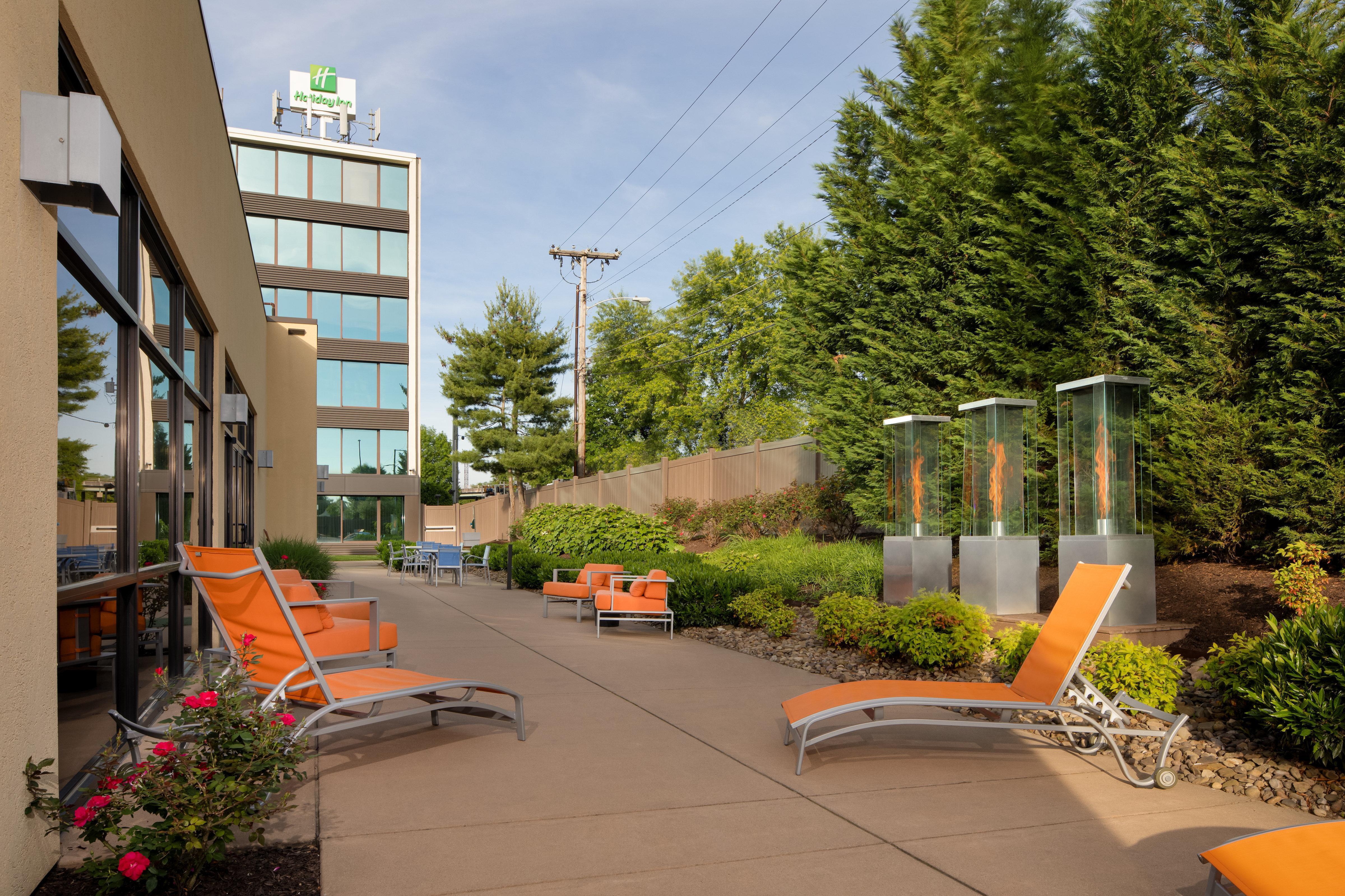 Holiday Inn And Suites Charleston West By Ihg Exterior foto
