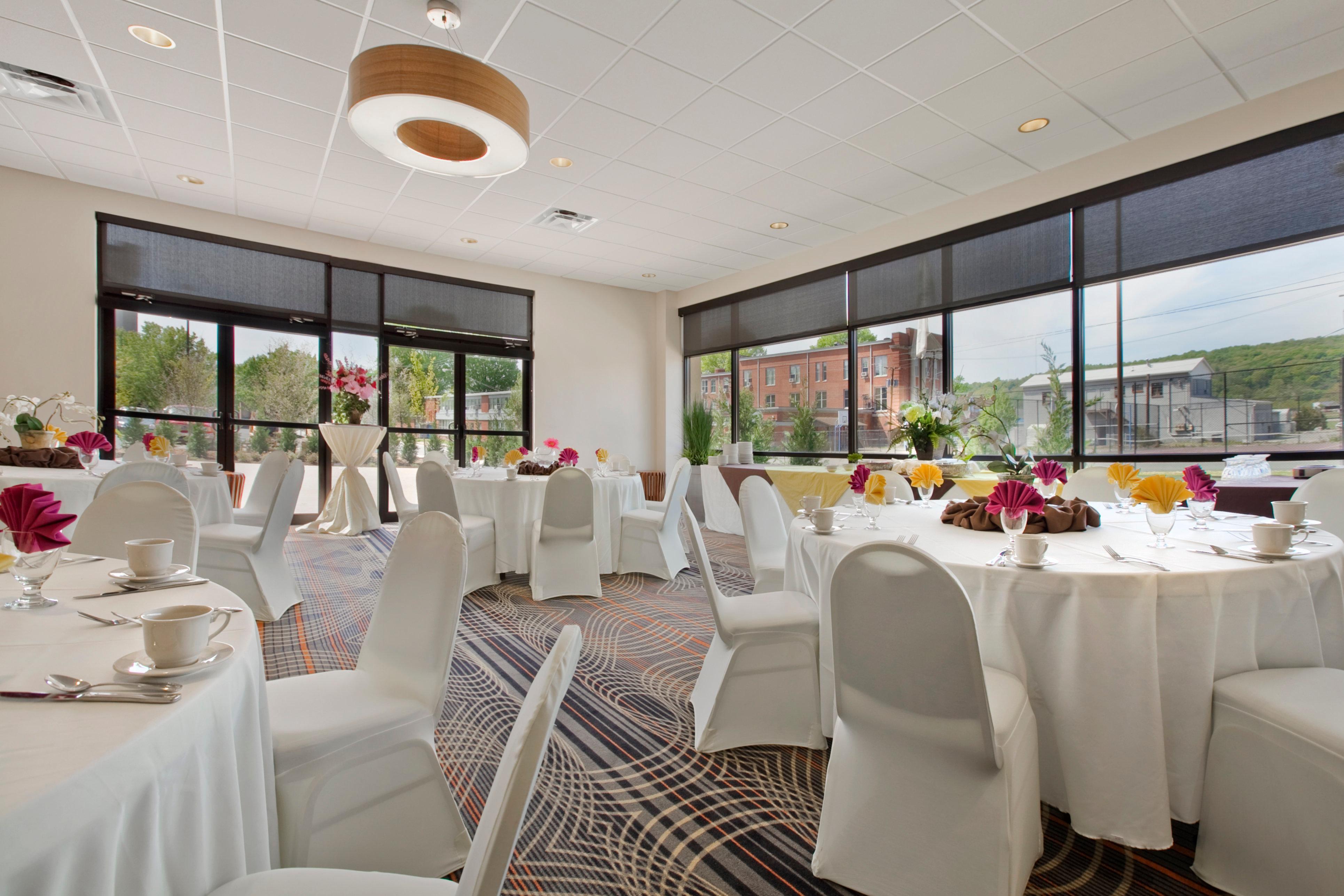 Holiday Inn And Suites Charleston West By Ihg Exterior foto