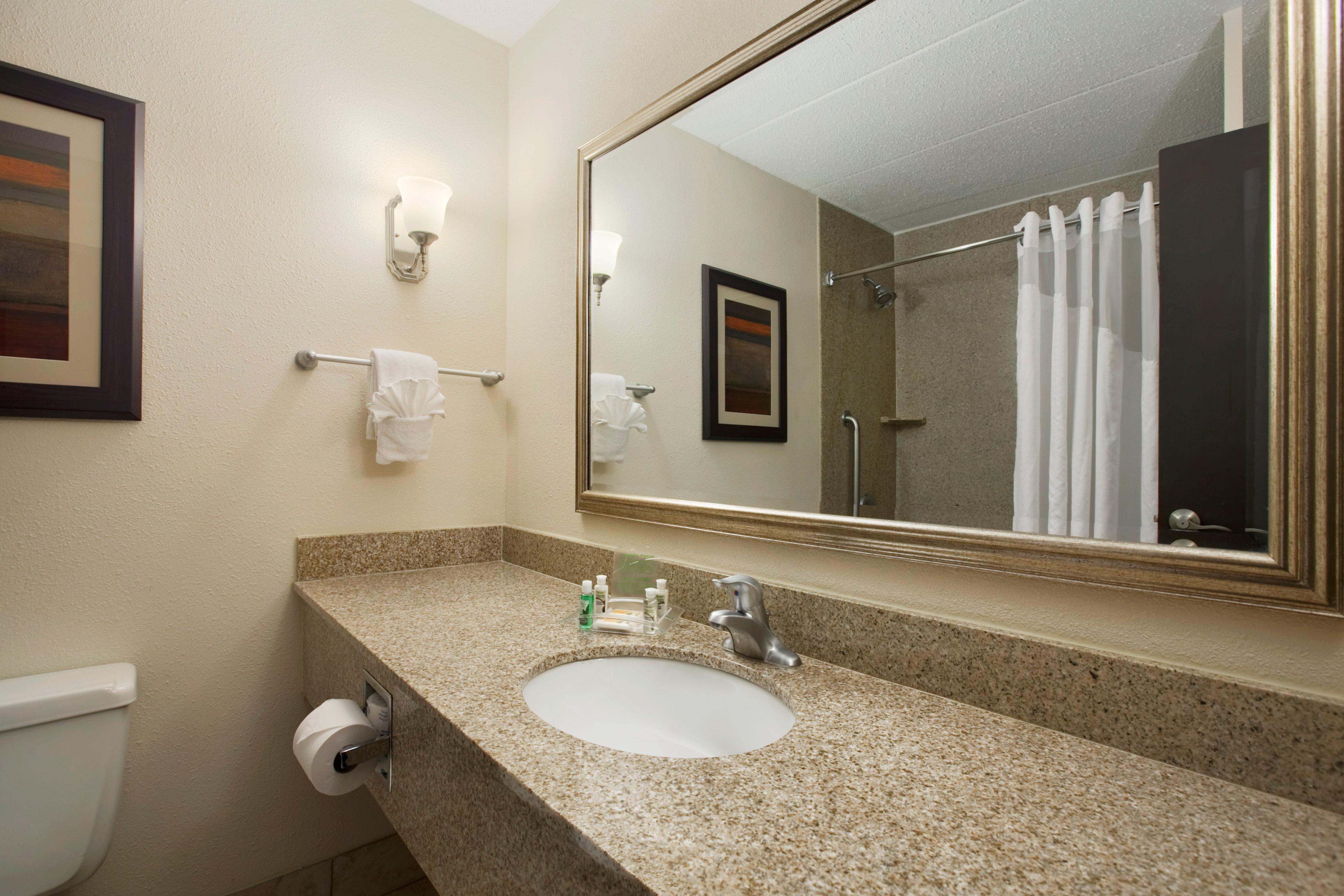 Holiday Inn And Suites Charleston West By Ihg Exterior foto