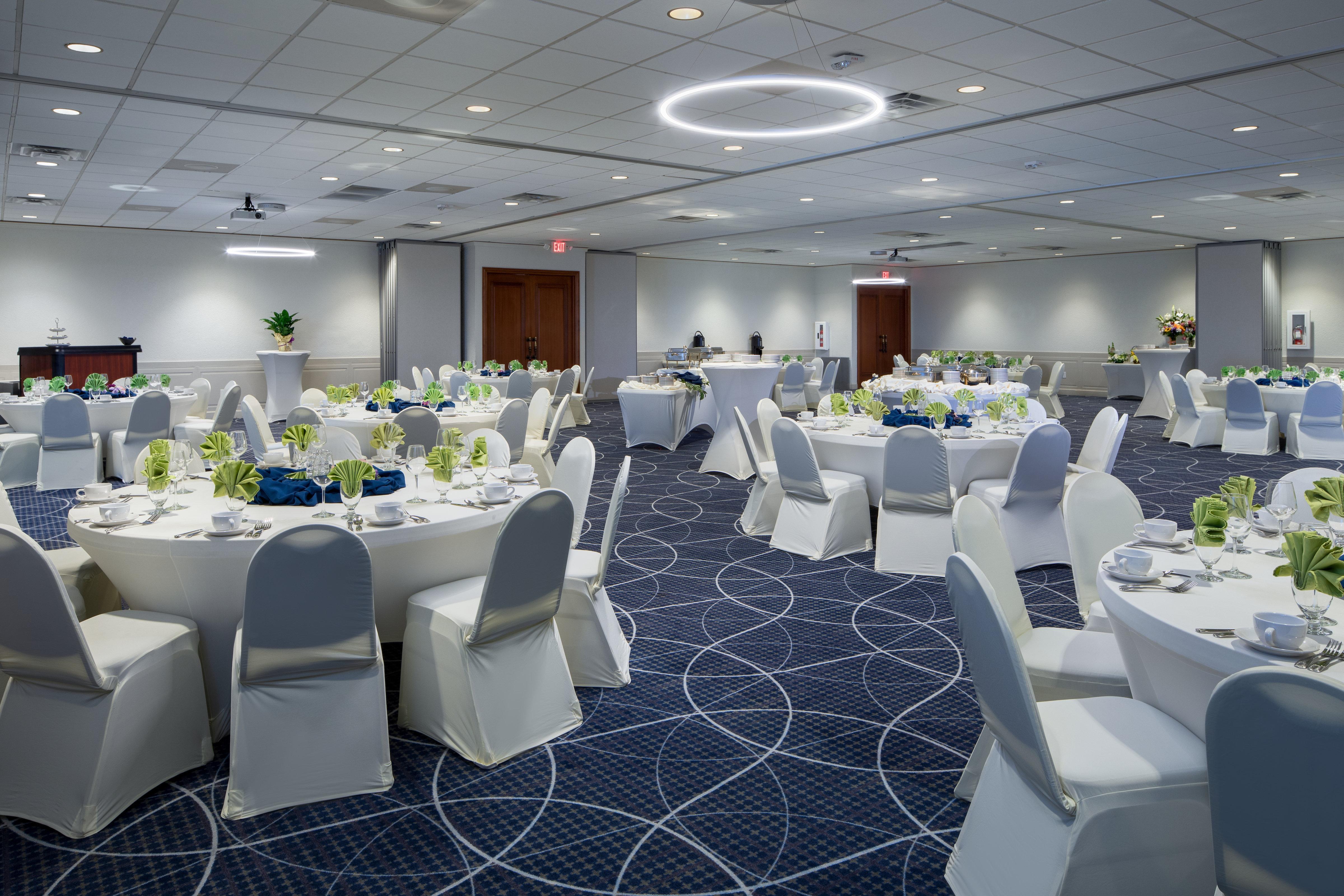 Holiday Inn And Suites Charleston West By Ihg Exterior foto