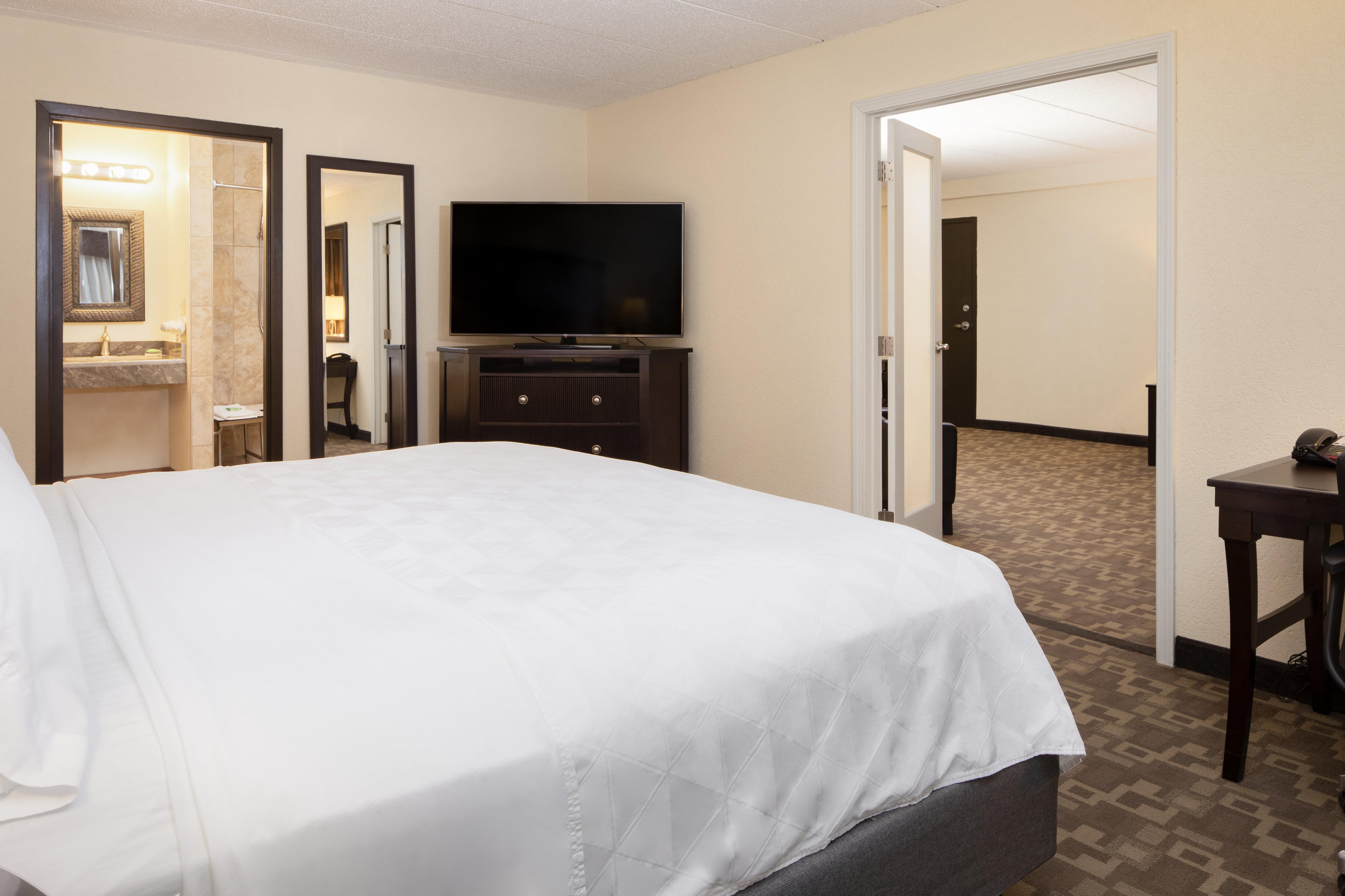 Holiday Inn And Suites Charleston West By Ihg Exterior foto