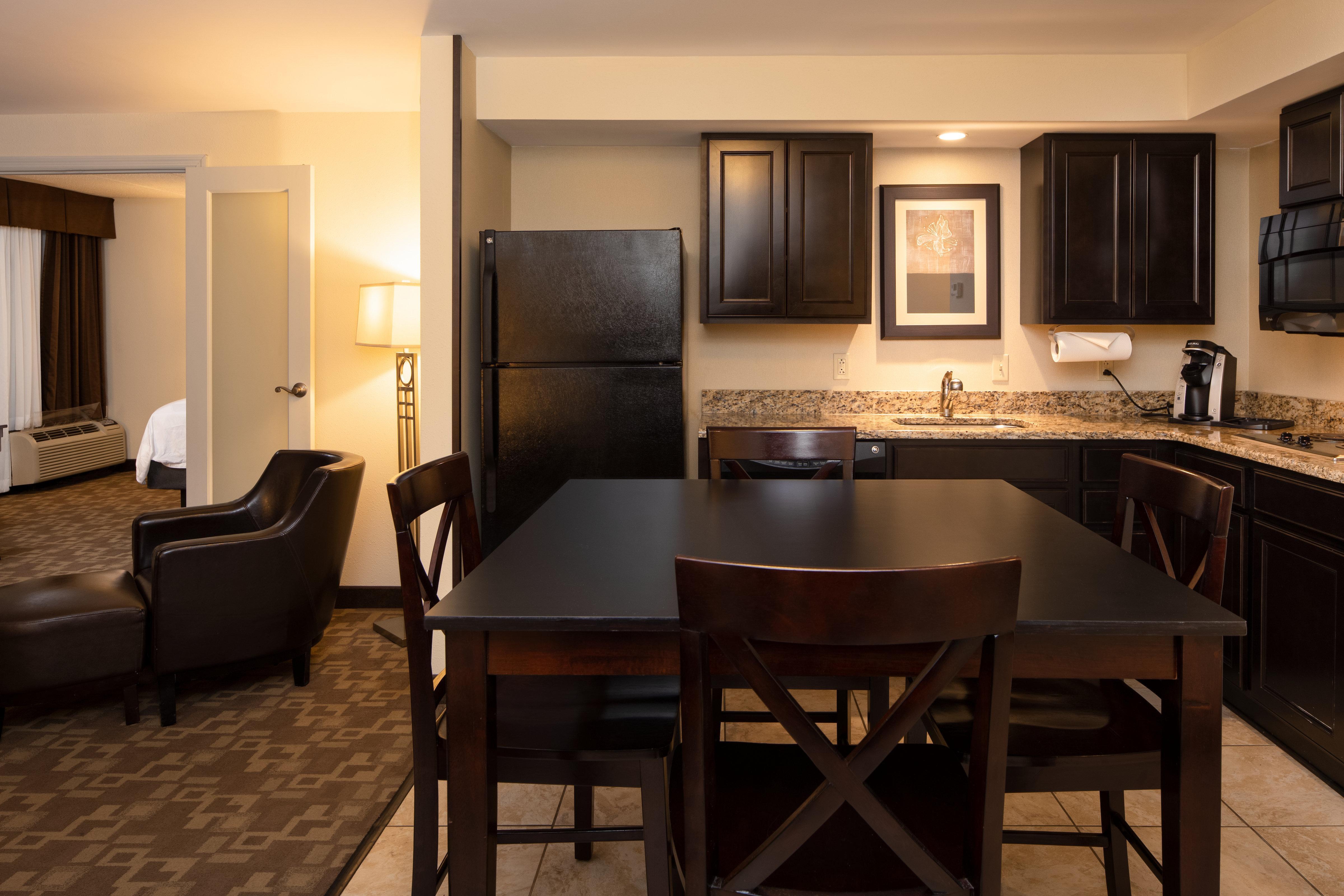 Holiday Inn And Suites Charleston West By Ihg Exterior foto