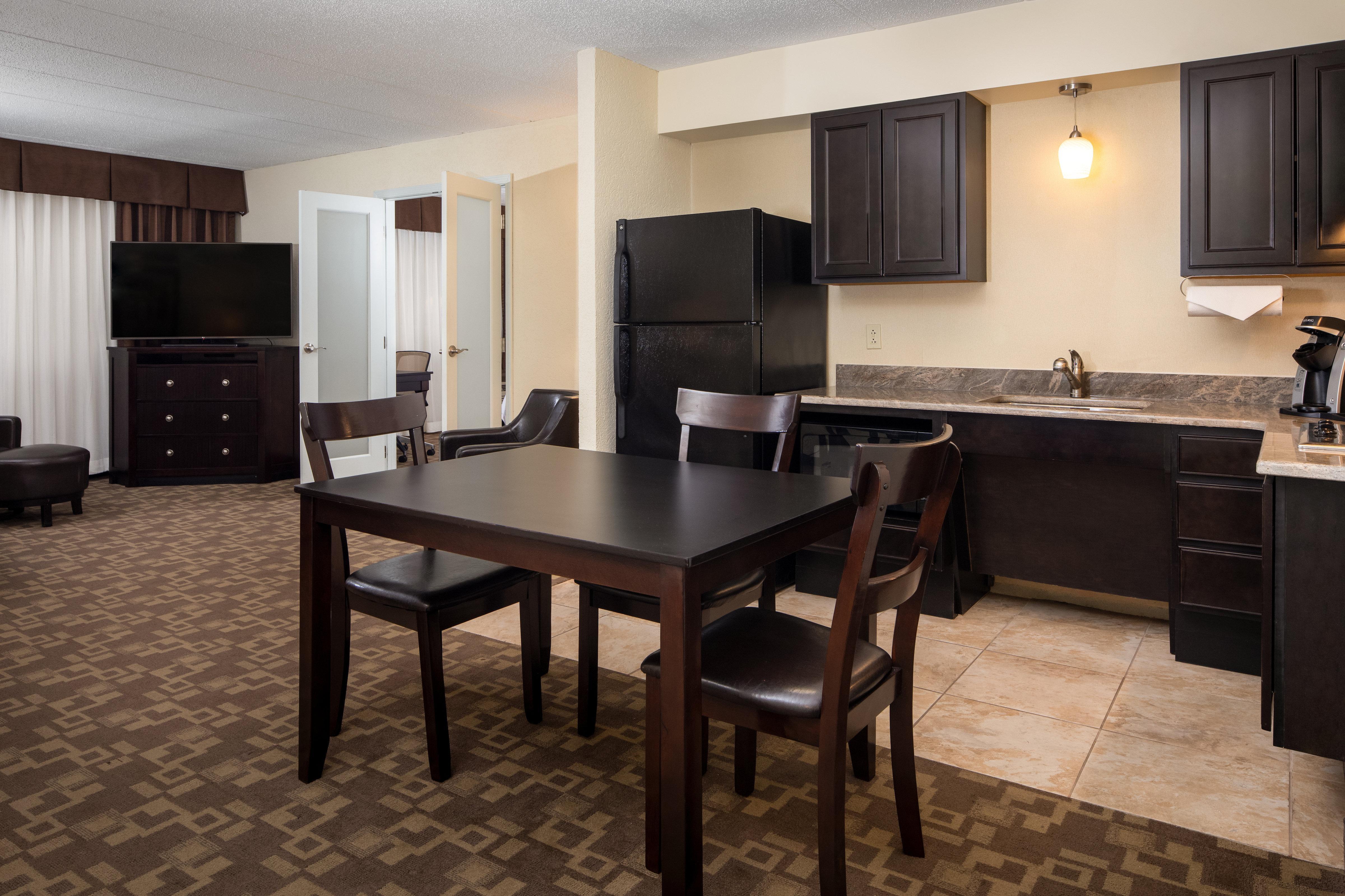 Holiday Inn And Suites Charleston West By Ihg Exterior foto