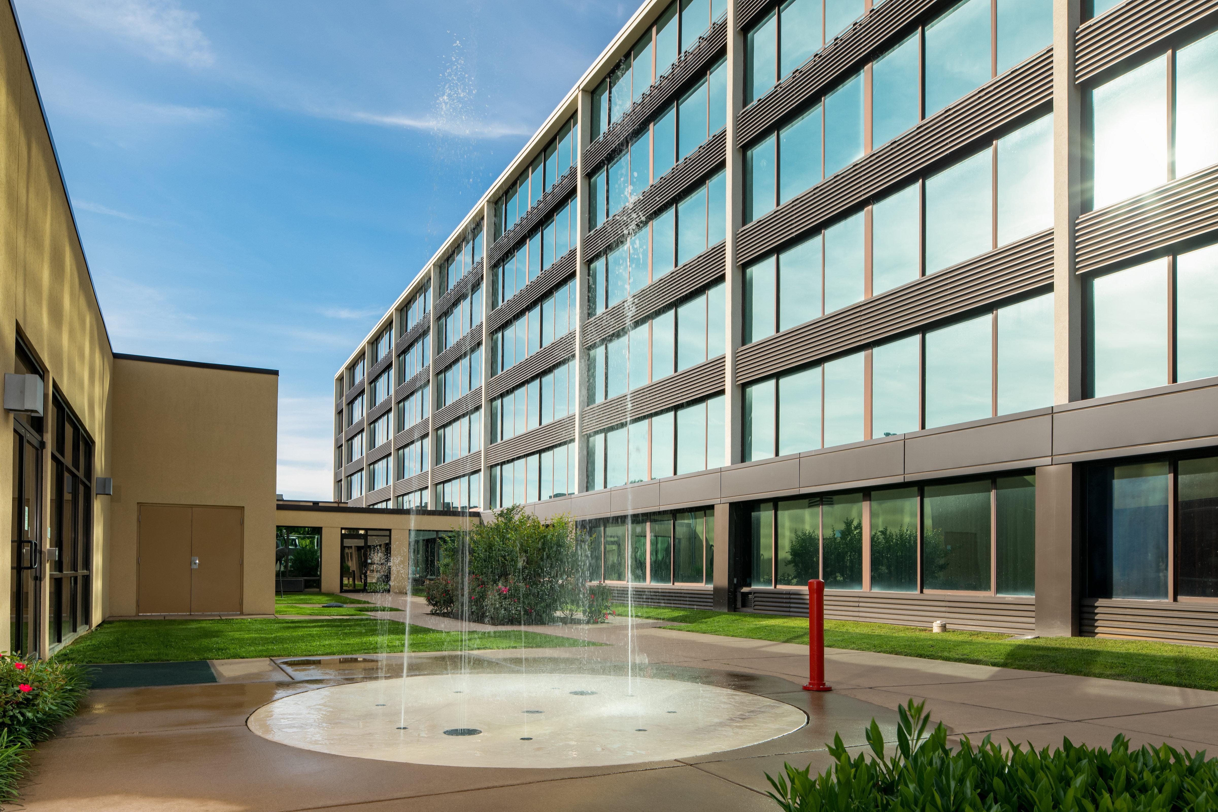 Holiday Inn And Suites Charleston West By Ihg Exterior foto