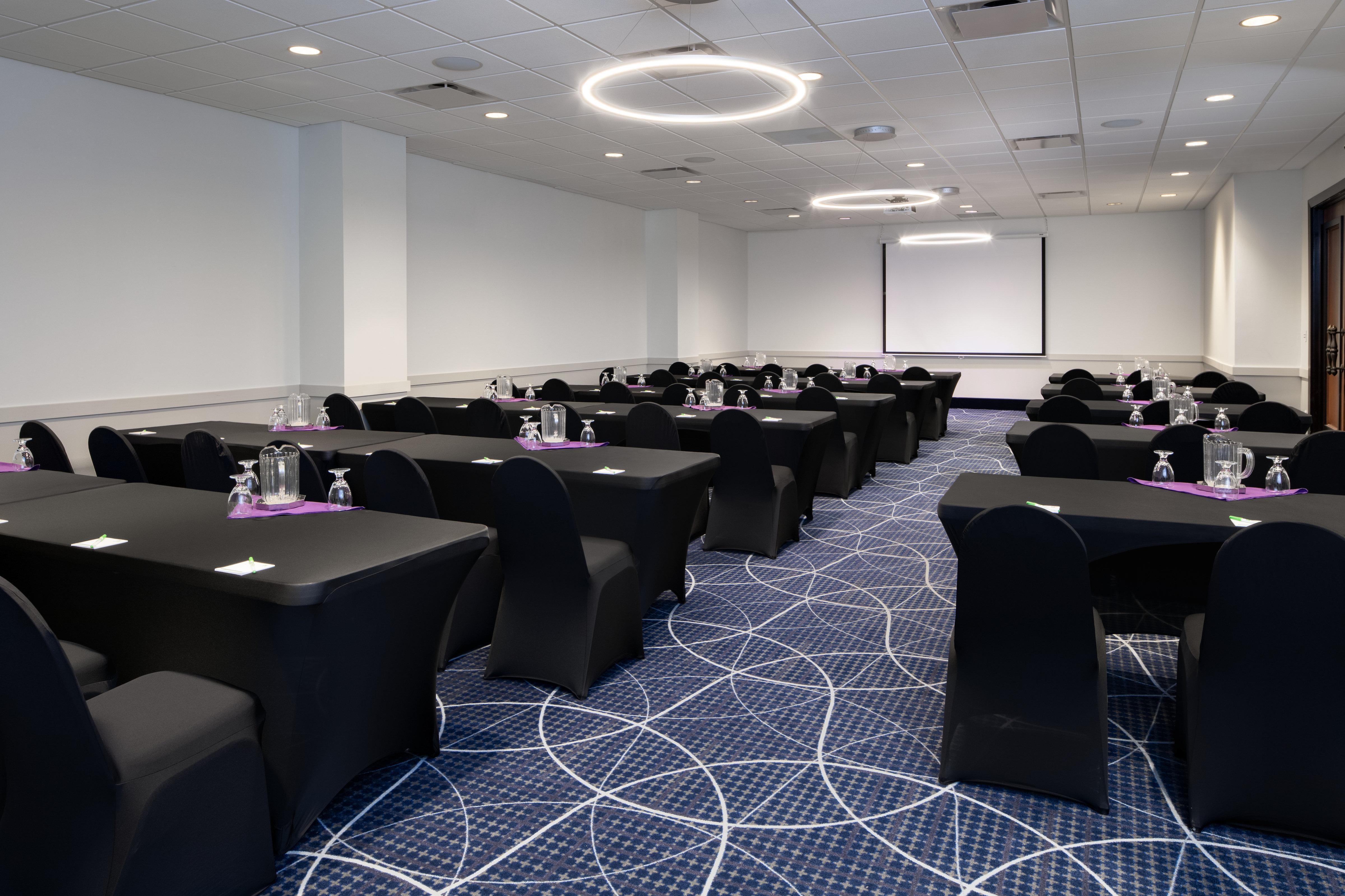 Holiday Inn And Suites Charleston West By Ihg Exterior foto