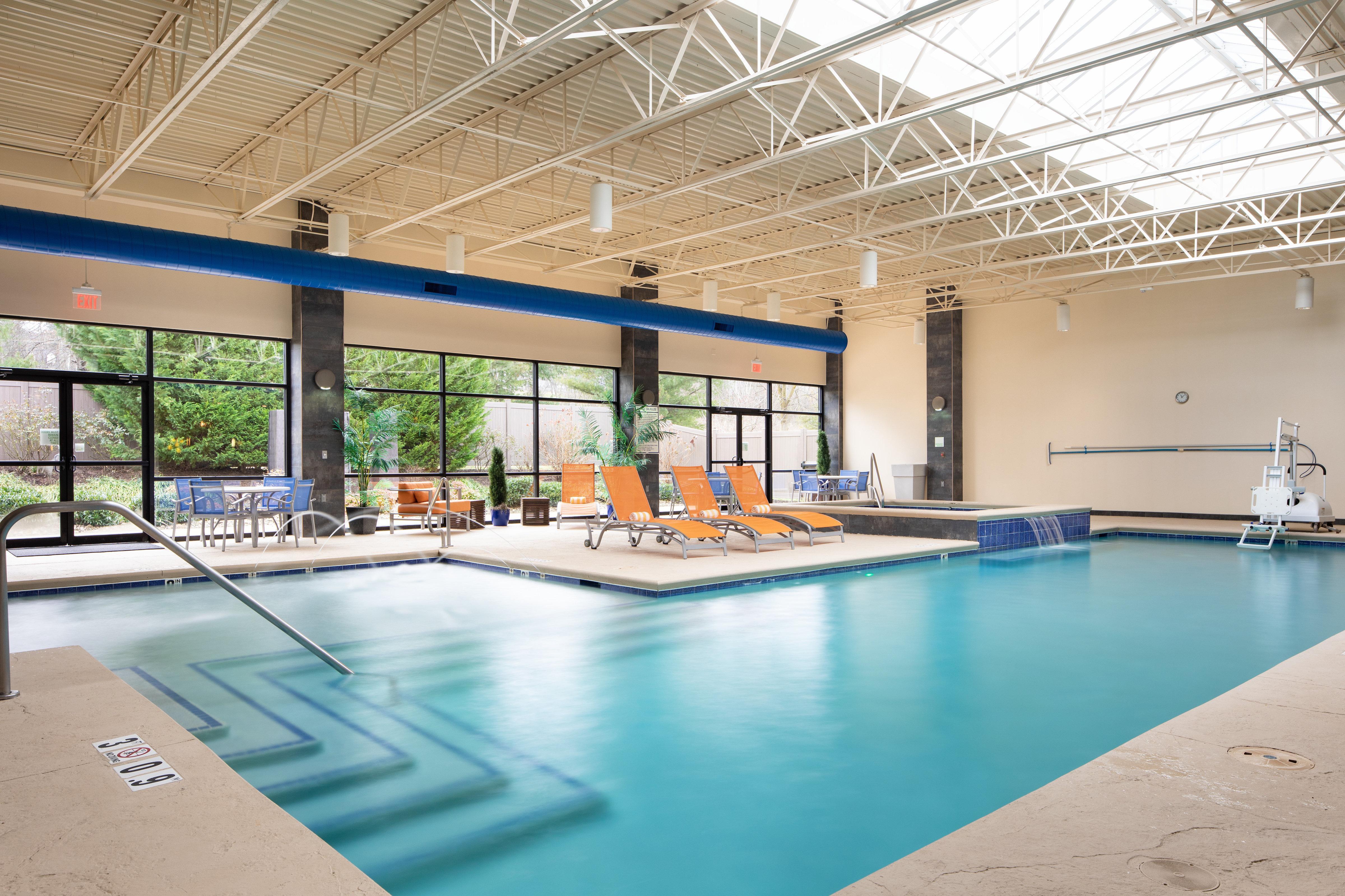 Holiday Inn And Suites Charleston West By Ihg Exterior foto