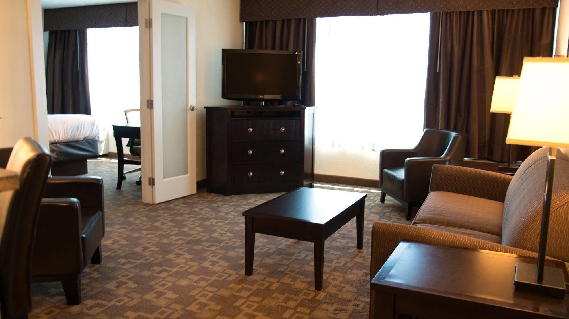 Holiday Inn And Suites Charleston West By Ihg Exterior foto