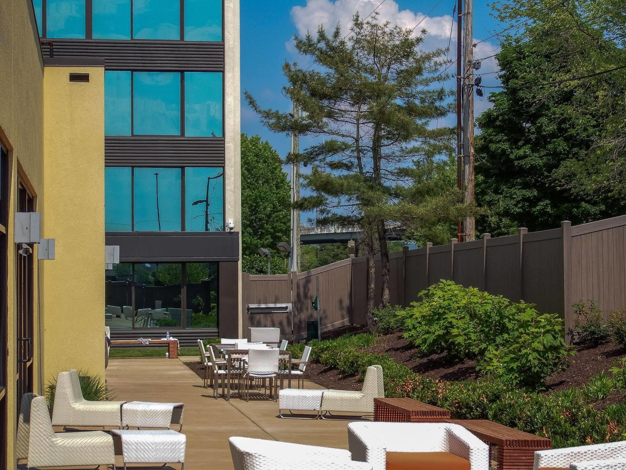 Holiday Inn And Suites Charleston West By Ihg Exterior foto