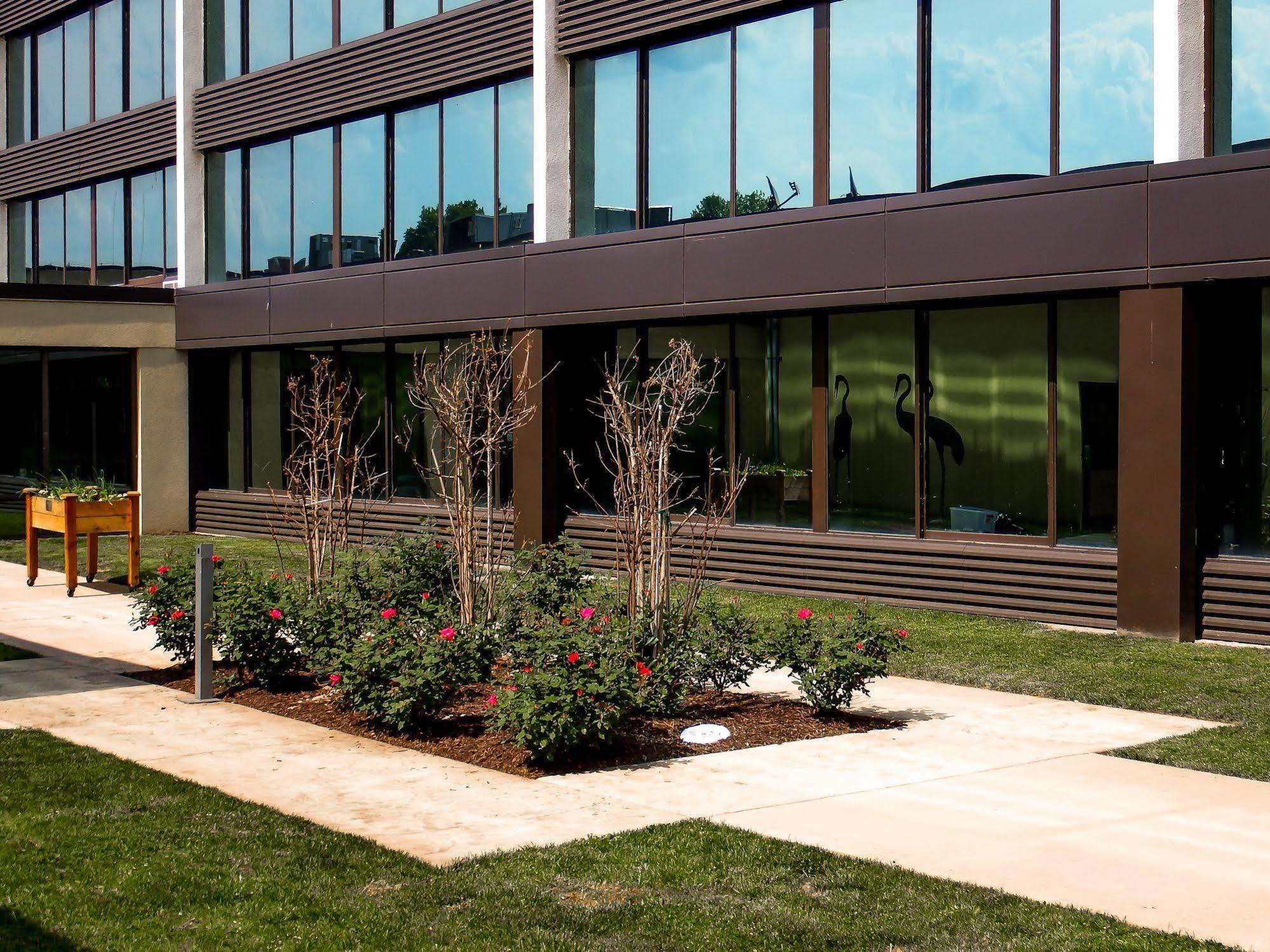 Holiday Inn And Suites Charleston West By Ihg Exterior foto