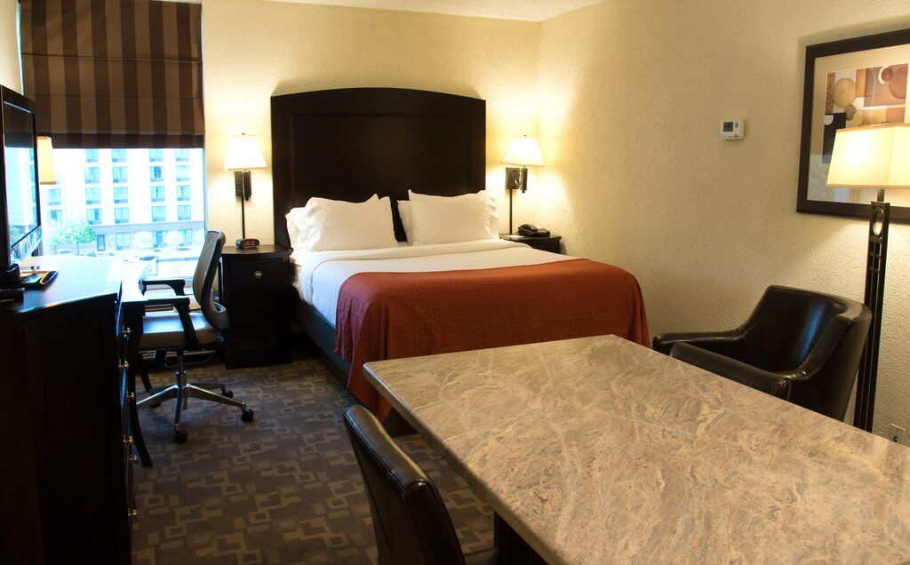 Holiday Inn And Suites Charleston West By Ihg Exterior foto