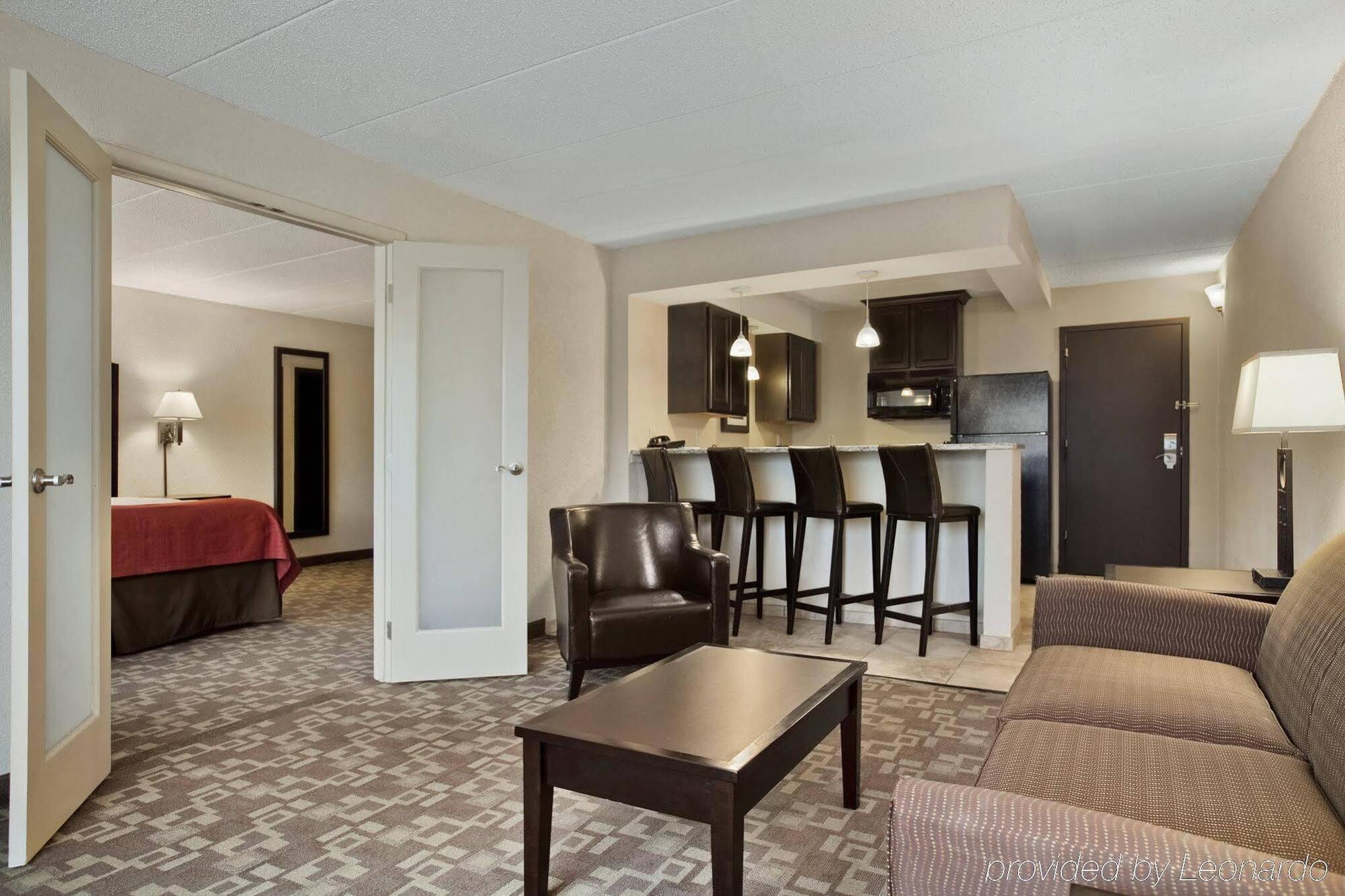 Holiday Inn And Suites Charleston West By Ihg Exterior foto