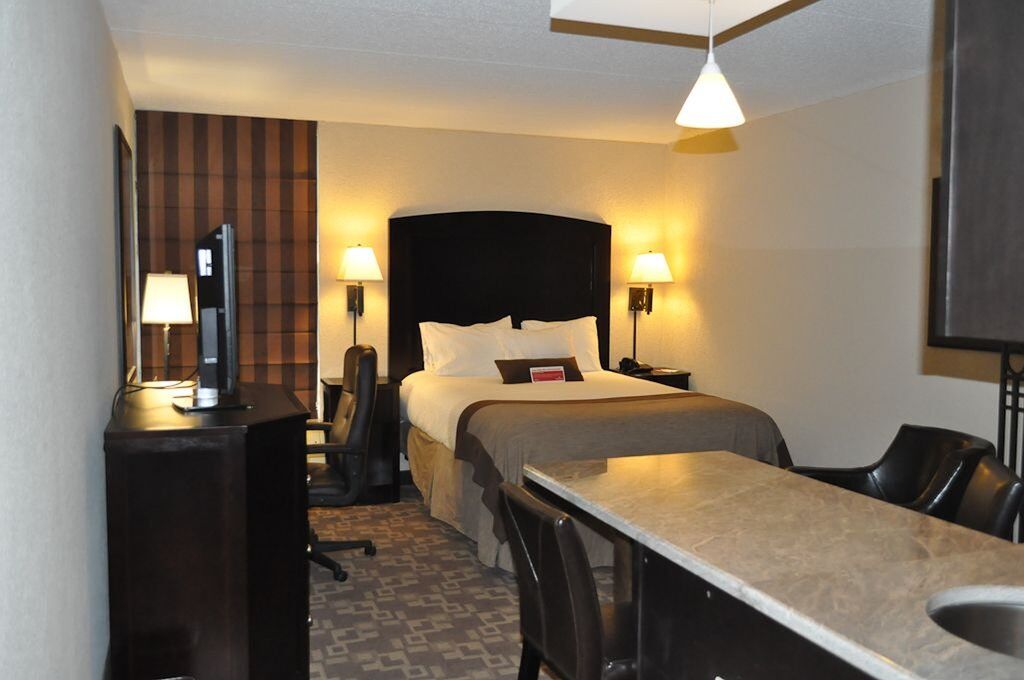 Holiday Inn And Suites Charleston West By Ihg Exterior foto