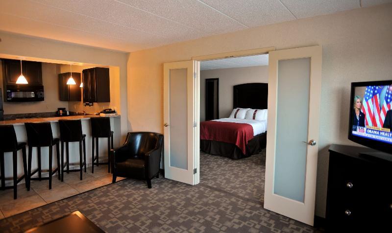 Holiday Inn And Suites Charleston West By Ihg Exterior foto